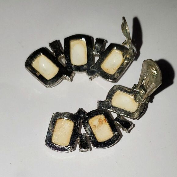 A Vintage Pair of Kramer Earrings Ear Climber Clip Back Milk Glass Wedding - Picture 7 of 9